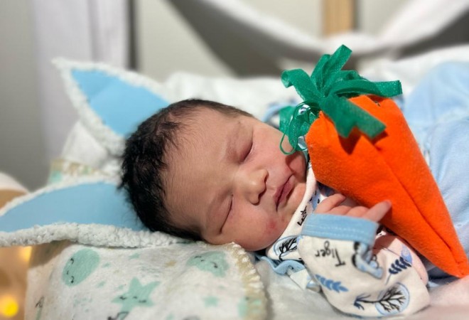 Ensaio fotográfico com bebês celebra Páscoa no Hospital de Luziânia