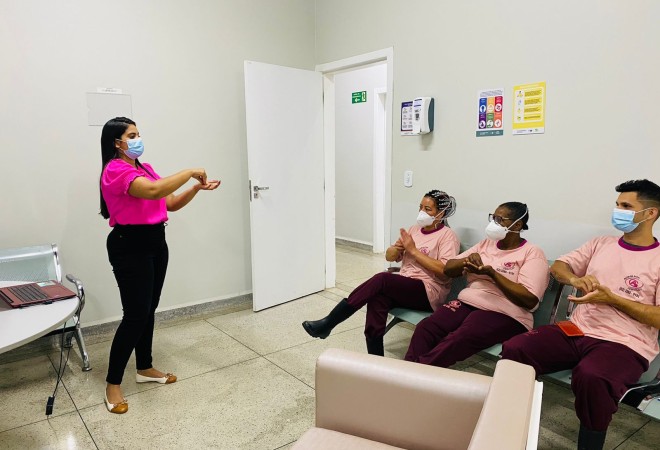 Hospital de Luziânia treina equipe de higienização