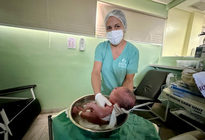 HMDI realiza banho humanizado na UCIN