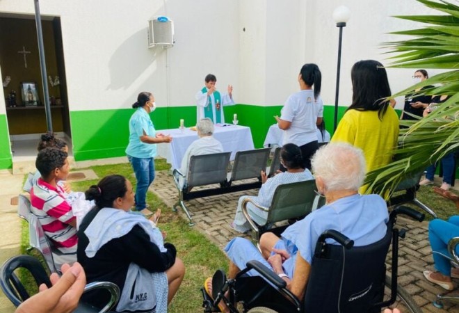 Momento de louvor no Hospital de Luziânia