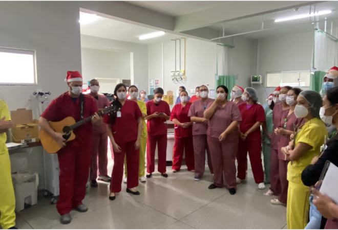 Coral do HEL emociona pacientes, acompanhantes e colaborador