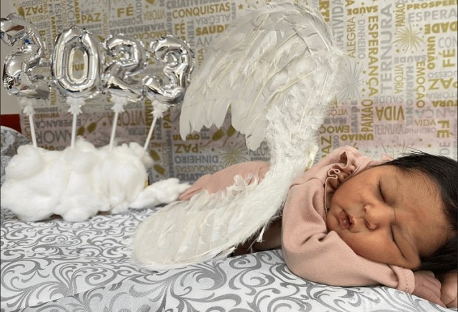 HEL faz ensaio fotográfico de ano-novo com recém-nascidos na unidade